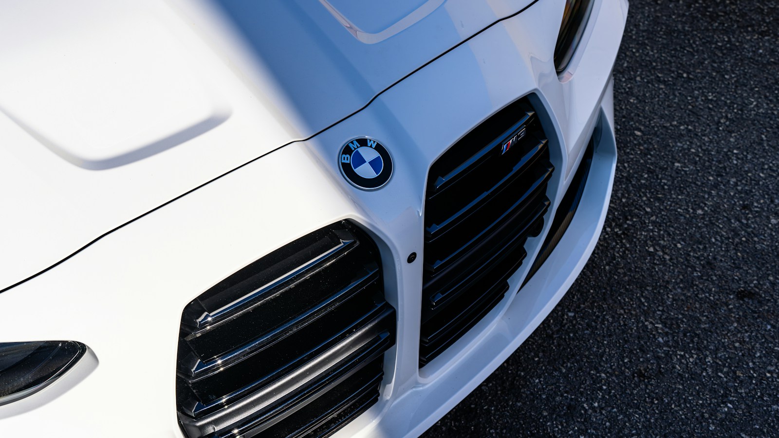 Detail van de voorzijde van een witte auto